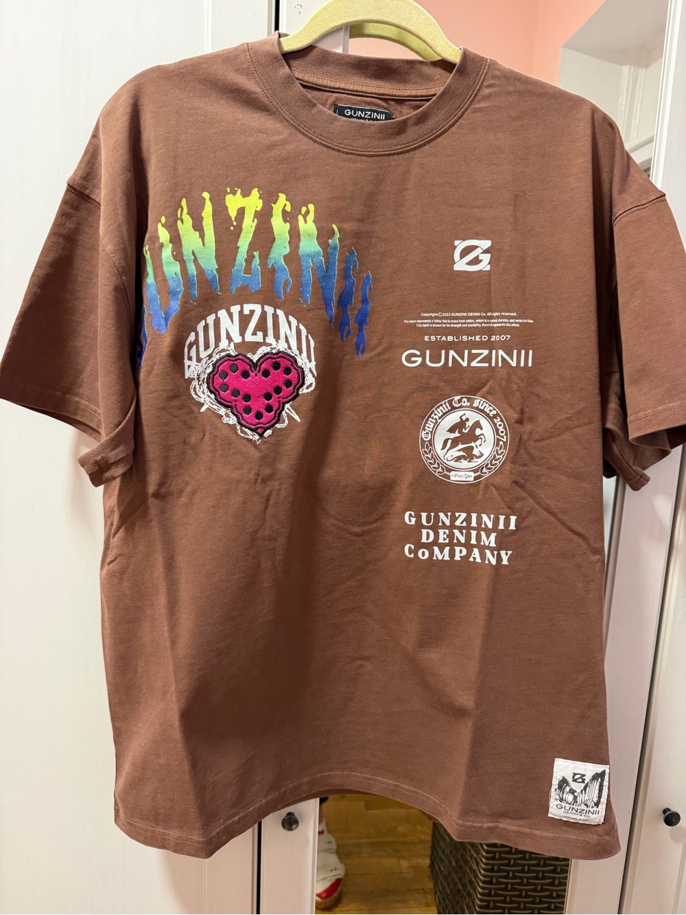 GUNZINII Graphic Tee Medium NWT Brown Streetwear Embroidered Heart Shirt